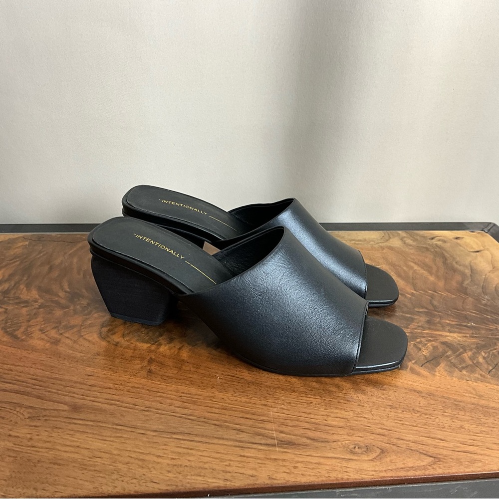 New in box Intentionally Blank Jay Black Leather Slide Sandal, Size 7